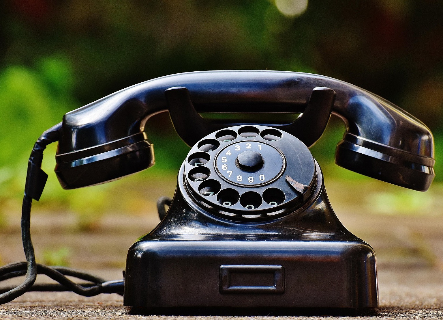 Bild: Telefon vom HNO im Wald